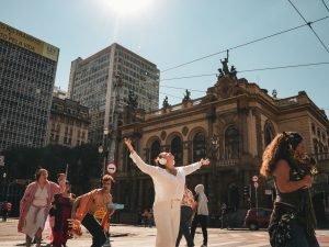 Fotografia colorida de estudante da sp em performance itinerante