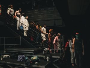 Fotografia colorida de estudante da sp em performance itinerante