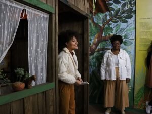 Fotografia colorida de estudantes da SP no sarau da Biblioteca Adelpha Figueiredo