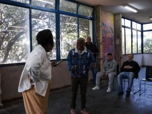 Fotografia colorida do sarau da Biblioteca Adelpha Figueiredo