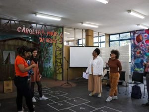 Fotografia colorida do sarau da Biblioteca Adelpha Figueiredo