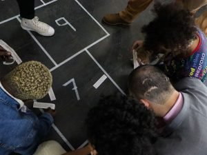 Fotografia colorida do sarau da Biblioteca Adelpha Figueiredo