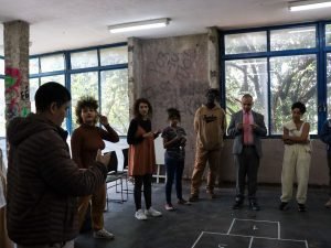 Fotografia colorida do sarau da Biblioteca Adelpha Figueiredo