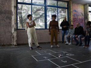 Fotografia colorida do sarau da Biblioteca Adelpha Figueiredo