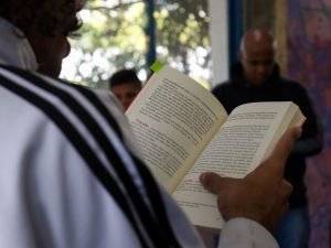 Fotografia colorida do sarau da Biblioteca Adelpha Figueiredo