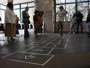 Fotografia colorida do sarau da Biblioteca Adelpha Figueiredo