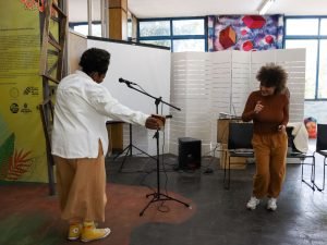 Fotografia colorida do sarau da Biblioteca Adelpha Figueiredo