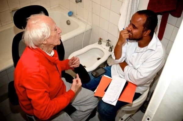 Fotografia colorida de Zé Celso e Miguel Arcanjo