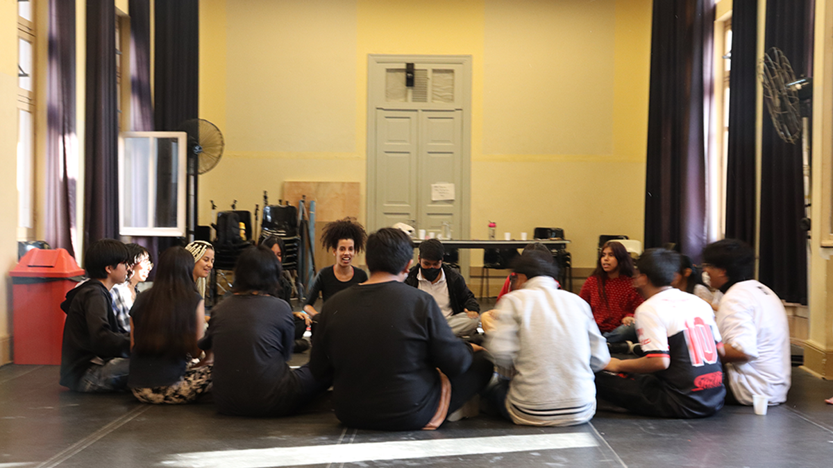 Fotografia colorida das crianças imigrantes na oficina do Programa Oportunidades