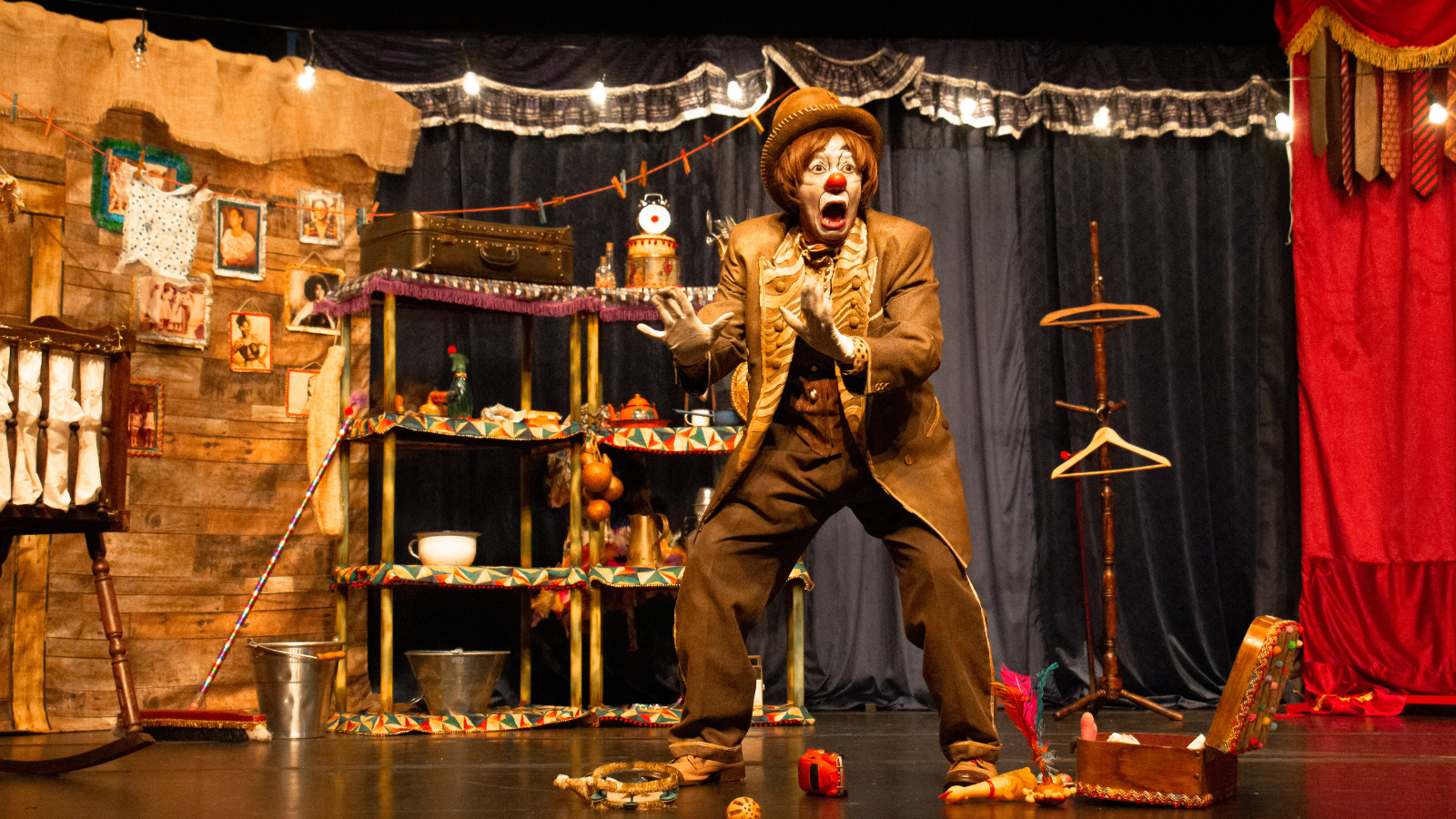 Fotografia colorida do espetáculo "E o palhaço, o que é?"