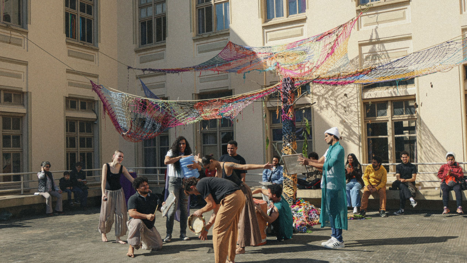 Fotografia colorida de experimento cênico na sede brás da sp escola de teatro