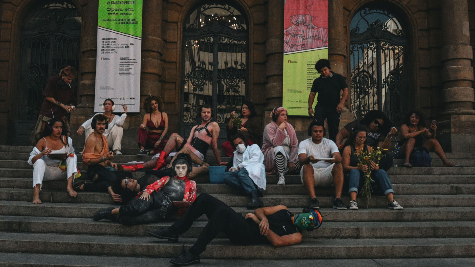 Fotografia colorida de estudante da sp em performance itinerante
