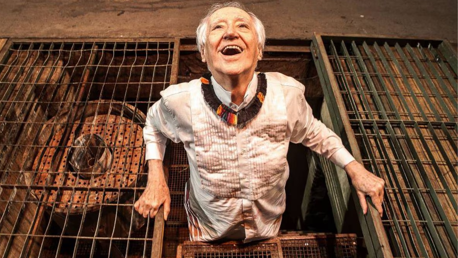 Fotografia colorida de Zé Celso no piso subterrâneo do Teatro Oficina. 