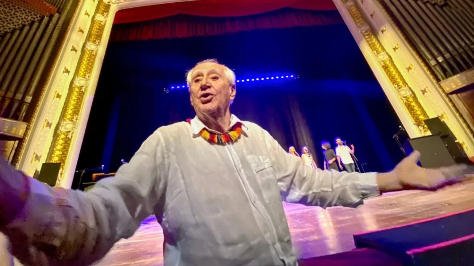 Fotografia colorida de Zé Celso no Prêmio do Arcanjo