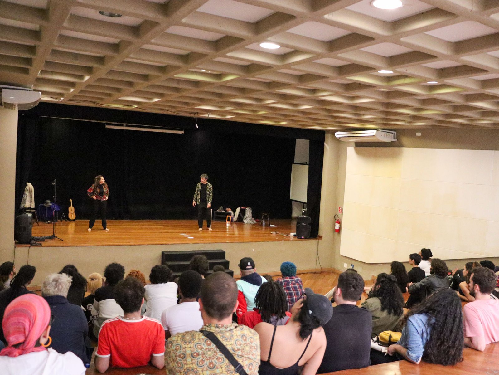 Fotografia colorida em plano geral de abertura do semestre