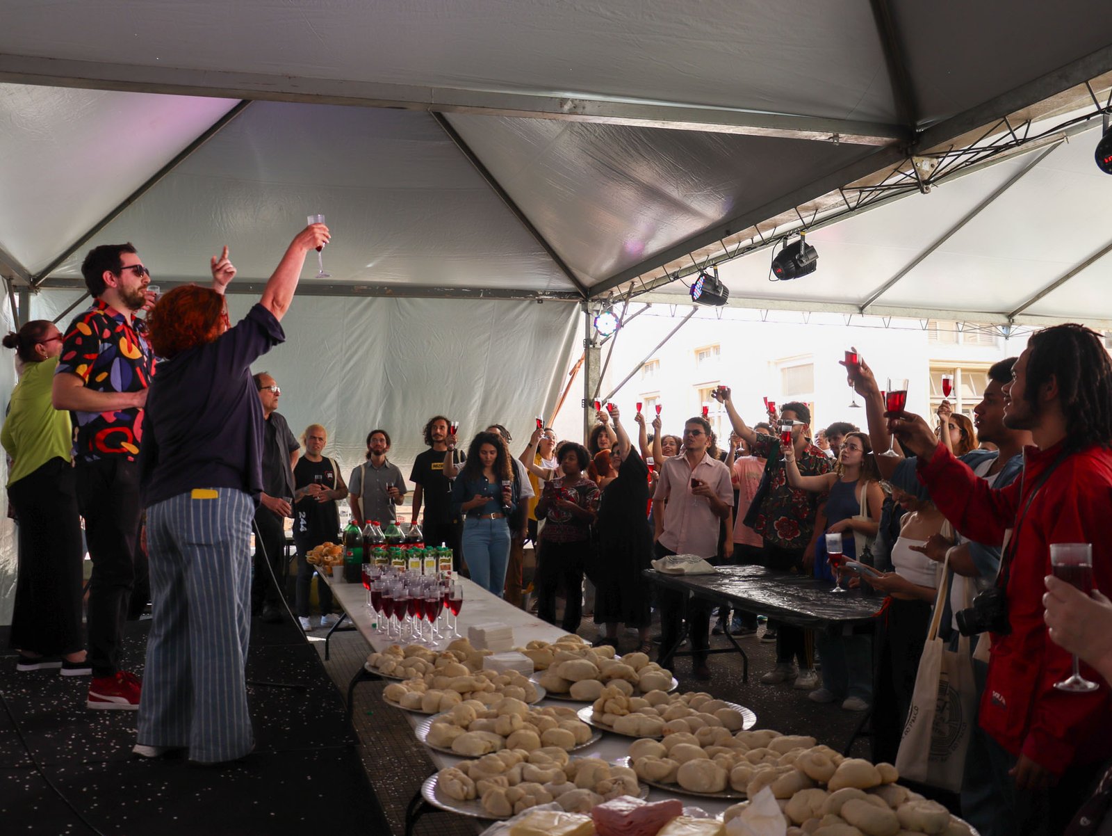 Fotografia colorida em plano geral de abertura do semestre