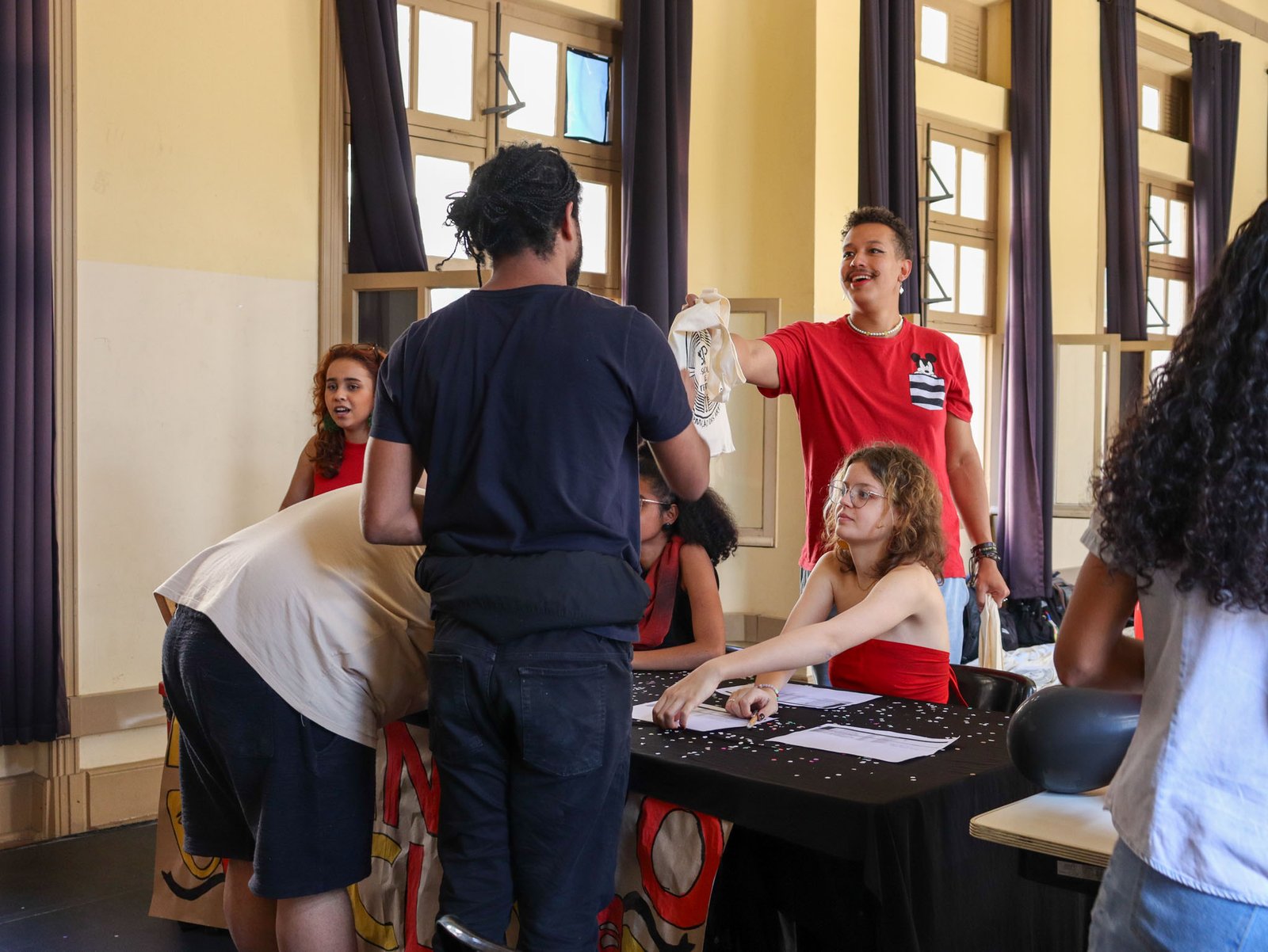 Fotografia colorida em plano médio da abertura do semestre