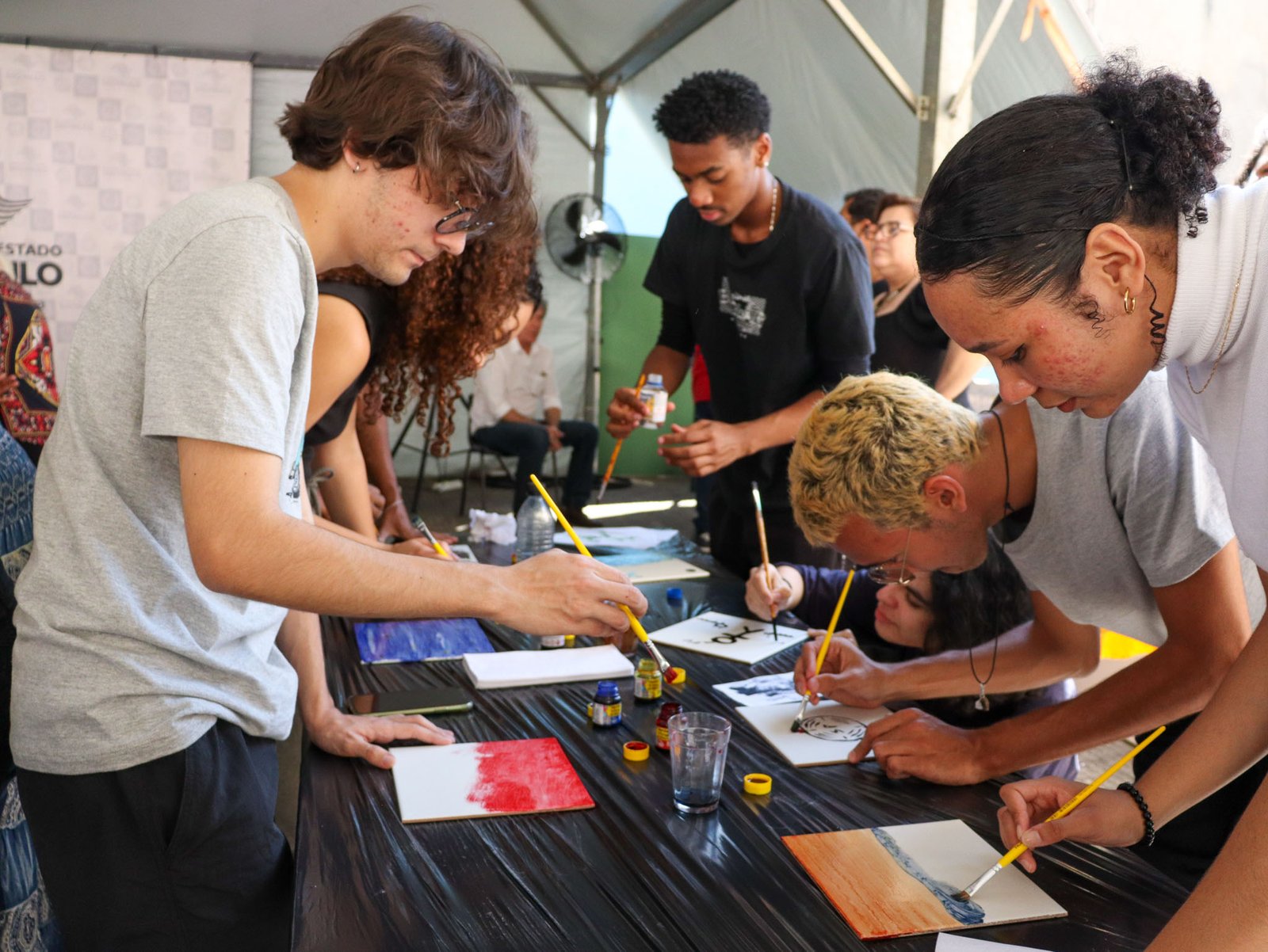 Fotografia colorida em plano médio da abertura do semestre
