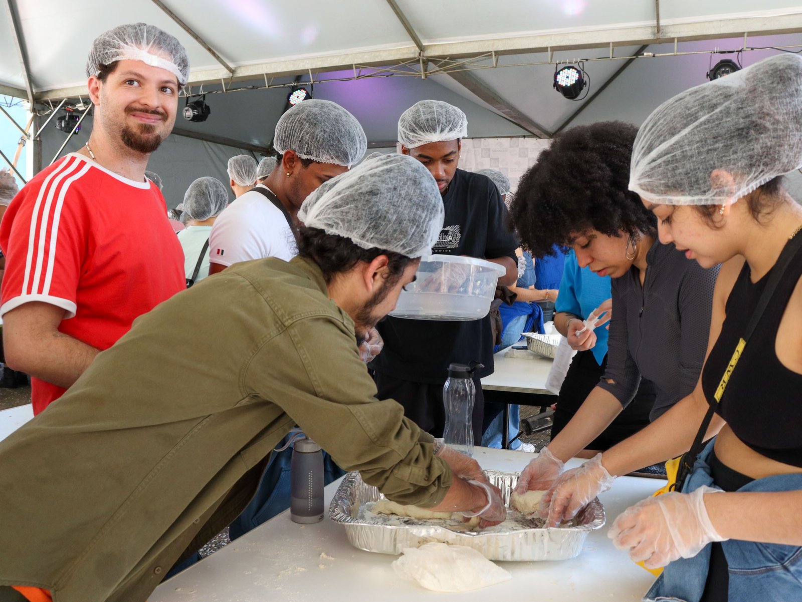 Fotografia colorida em plano médio da abertura do semestre