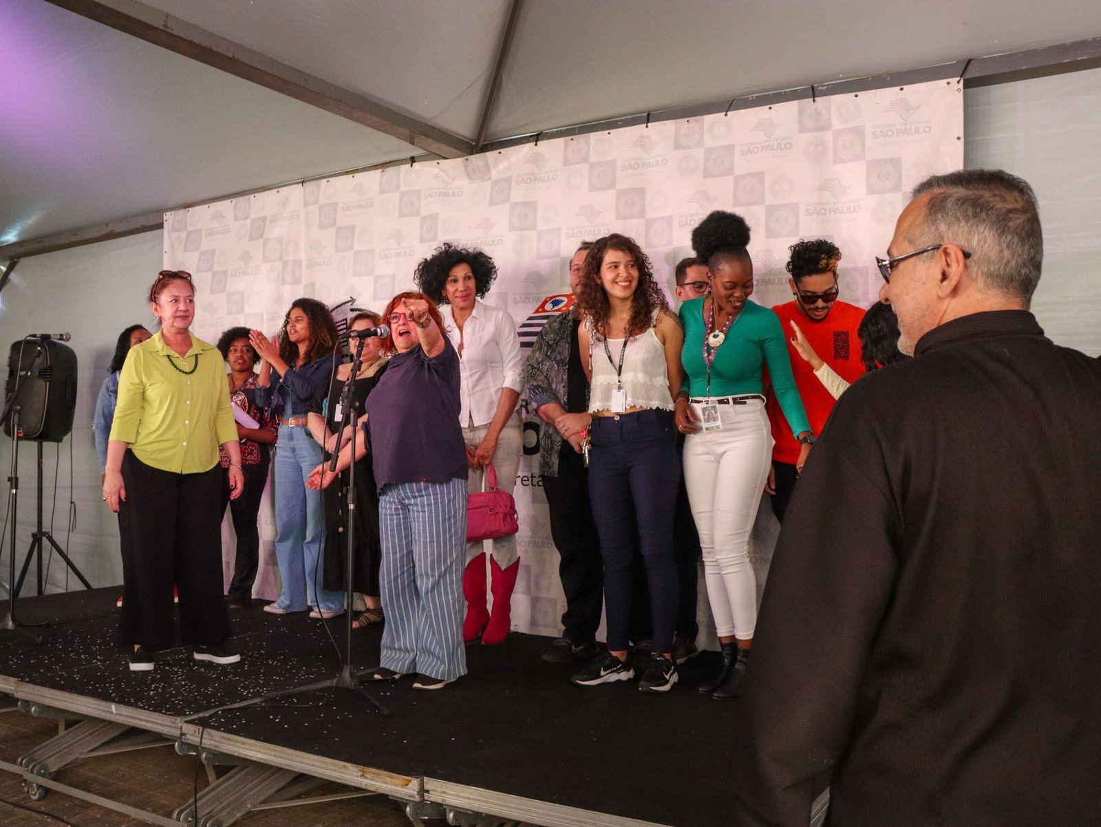 Fotografia colorida em plano médio da abertura do semestre