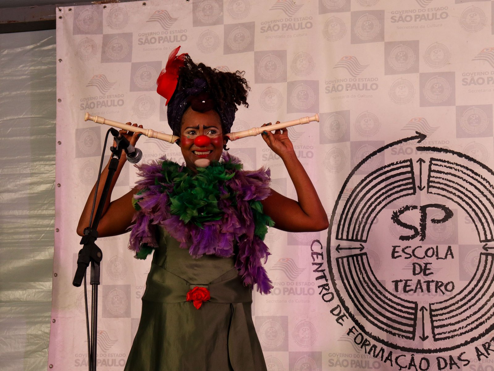 Fotografia colorida em plano médio de abertura do semestre