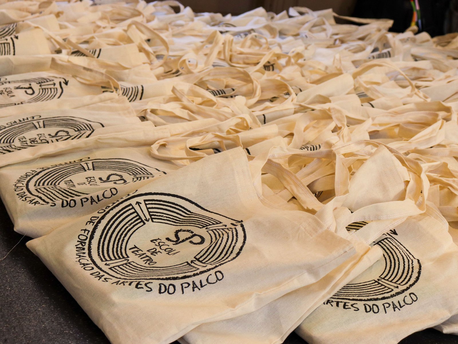 Fotografia colorida em plano detalhe da abertura do semestre