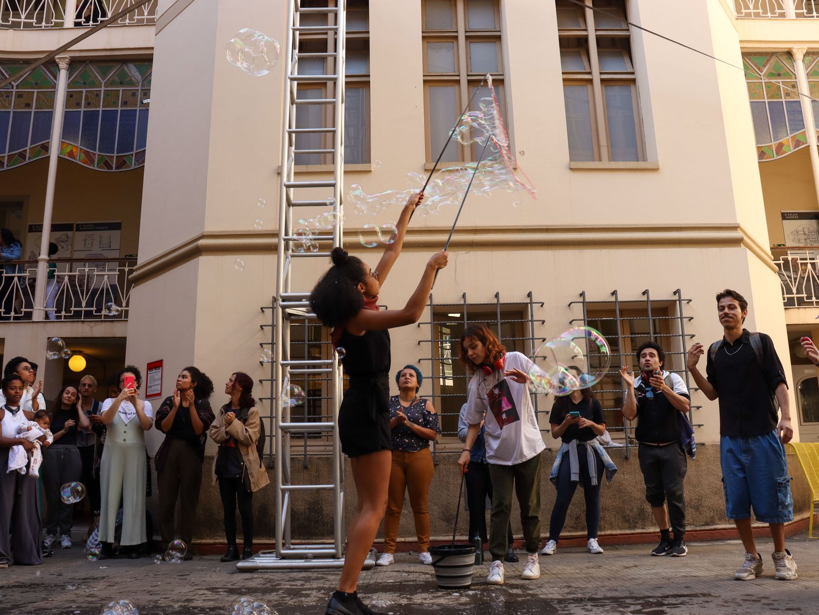 Fotografia colorida em plano geral de abertura do semestre