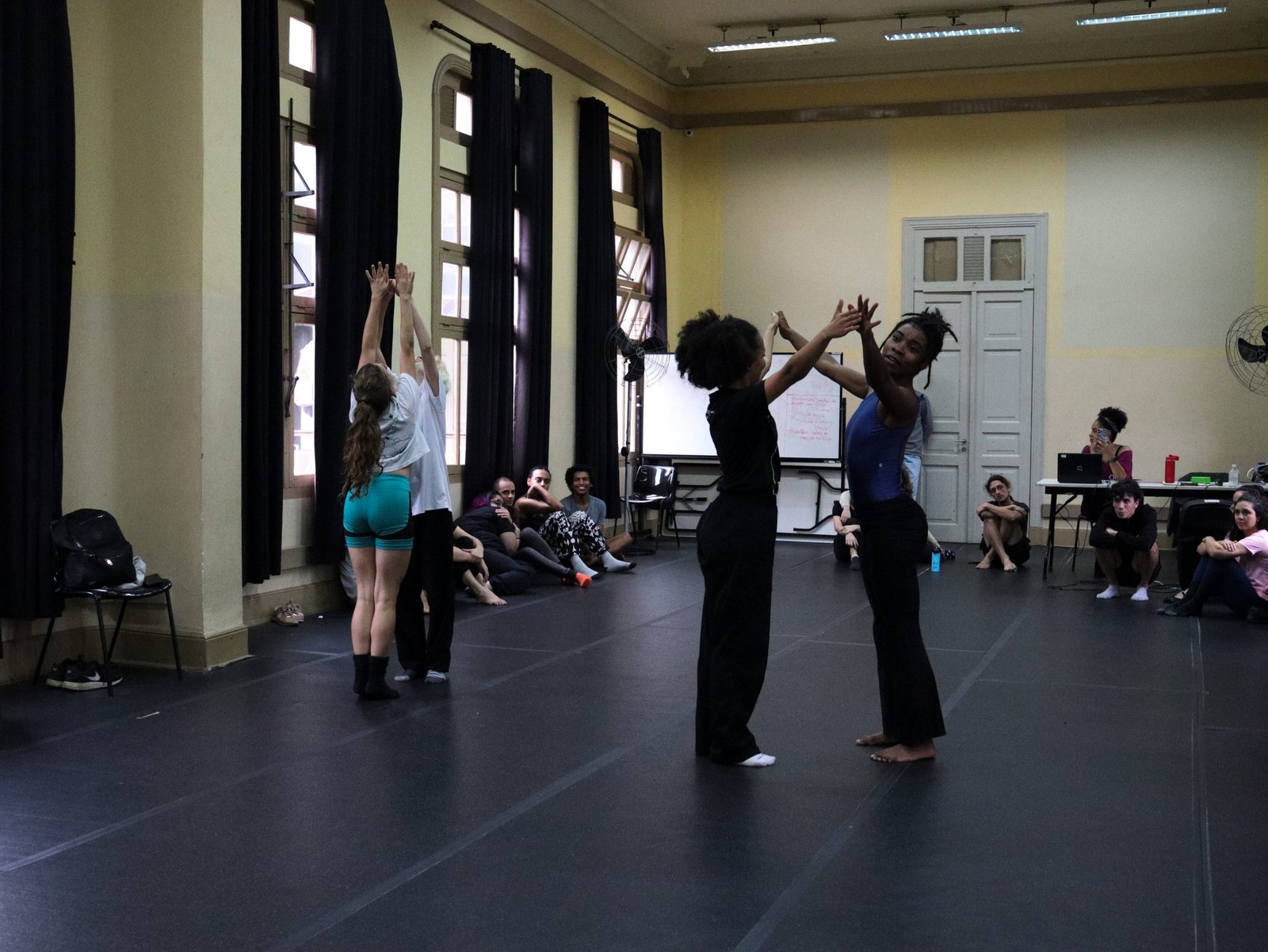 Foto colorida curso Consciência Corporal Através da Dança com Zuba Janaina.