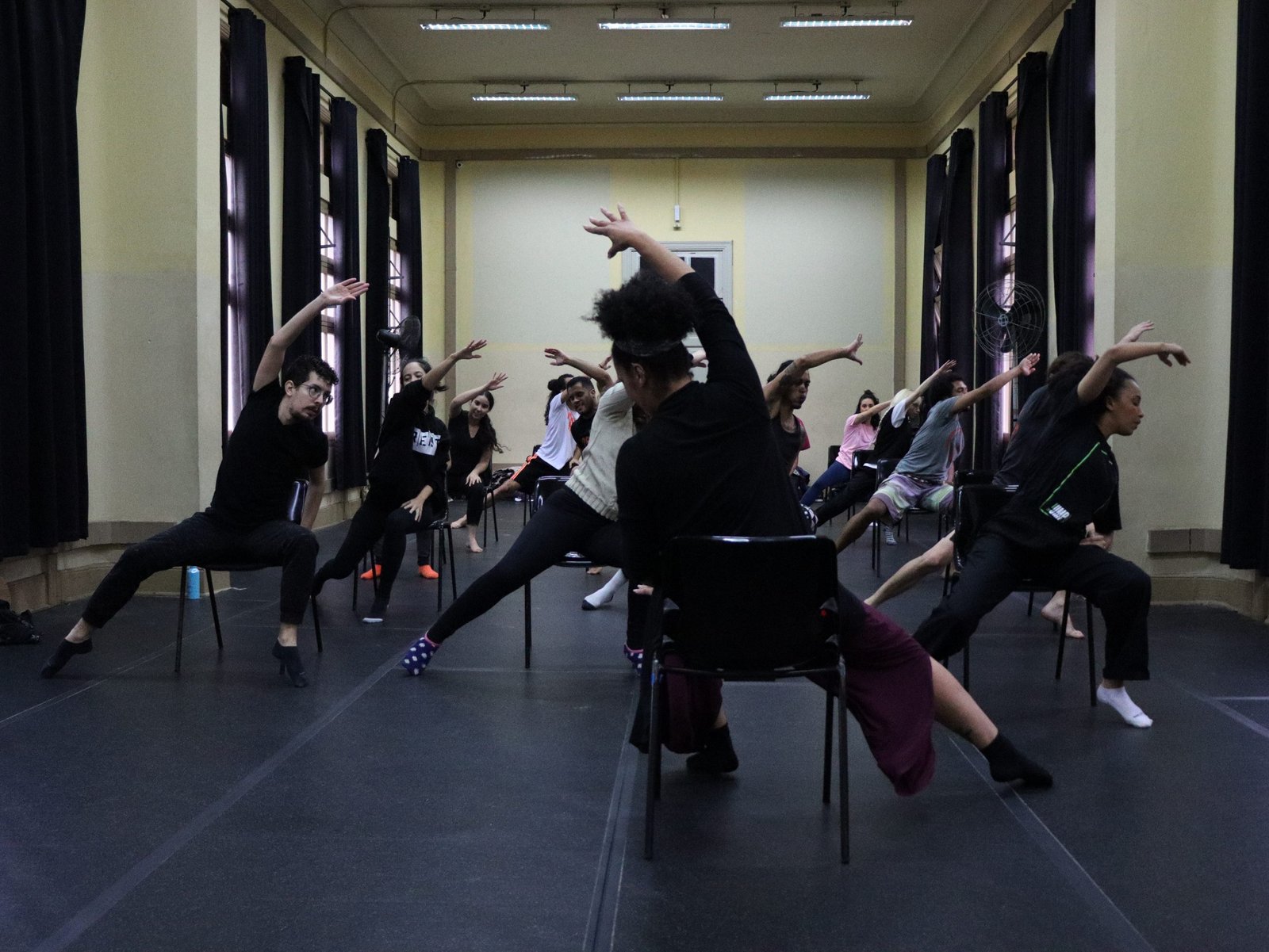 Foto colorida curso Consciência Corporal Através da Dança com Zuba Janaina.
