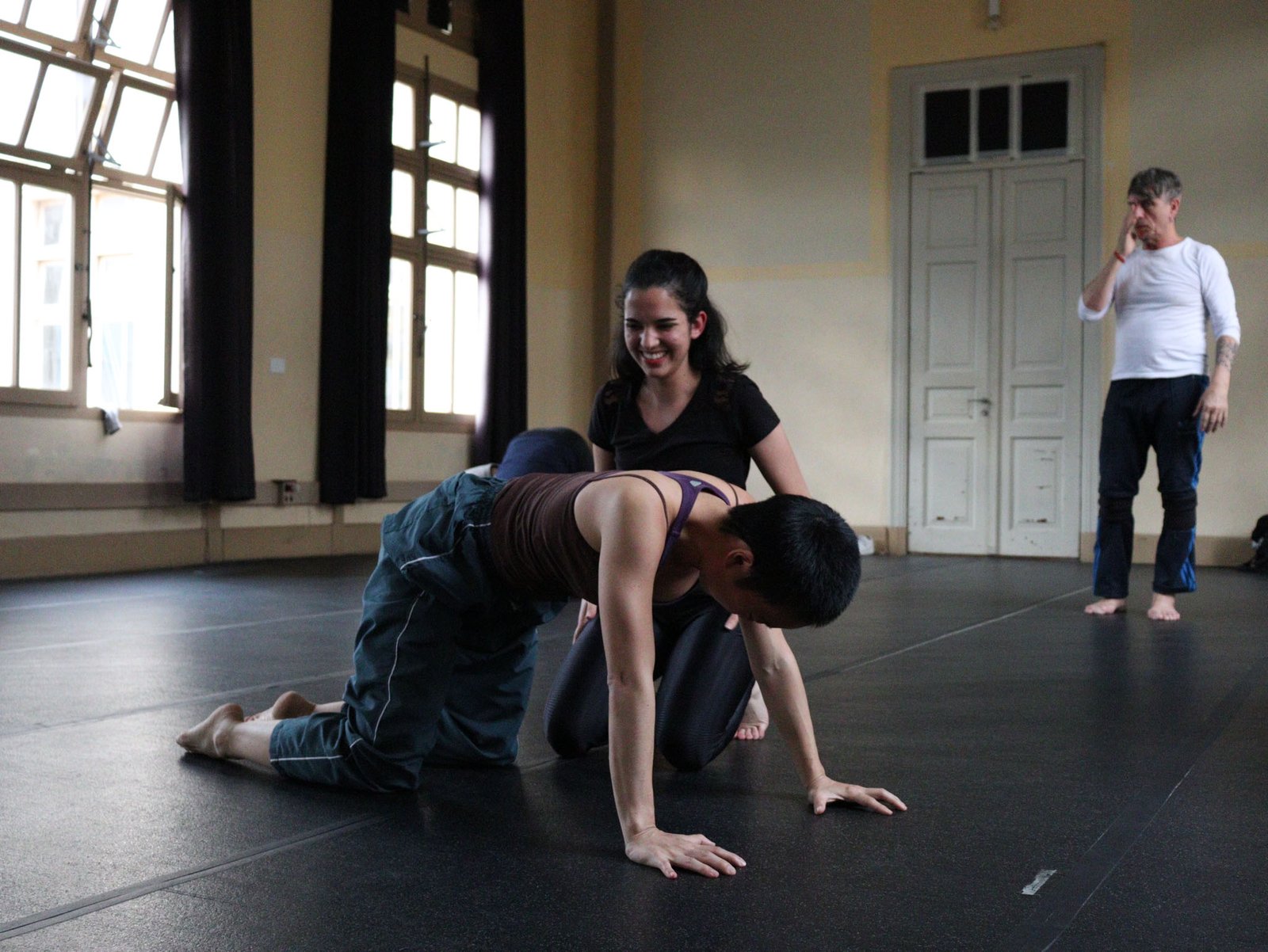 Foto colorida Curso de Dança Contemporânea – Corpolítico com docente Sandro Borelli. (11/08/2023).