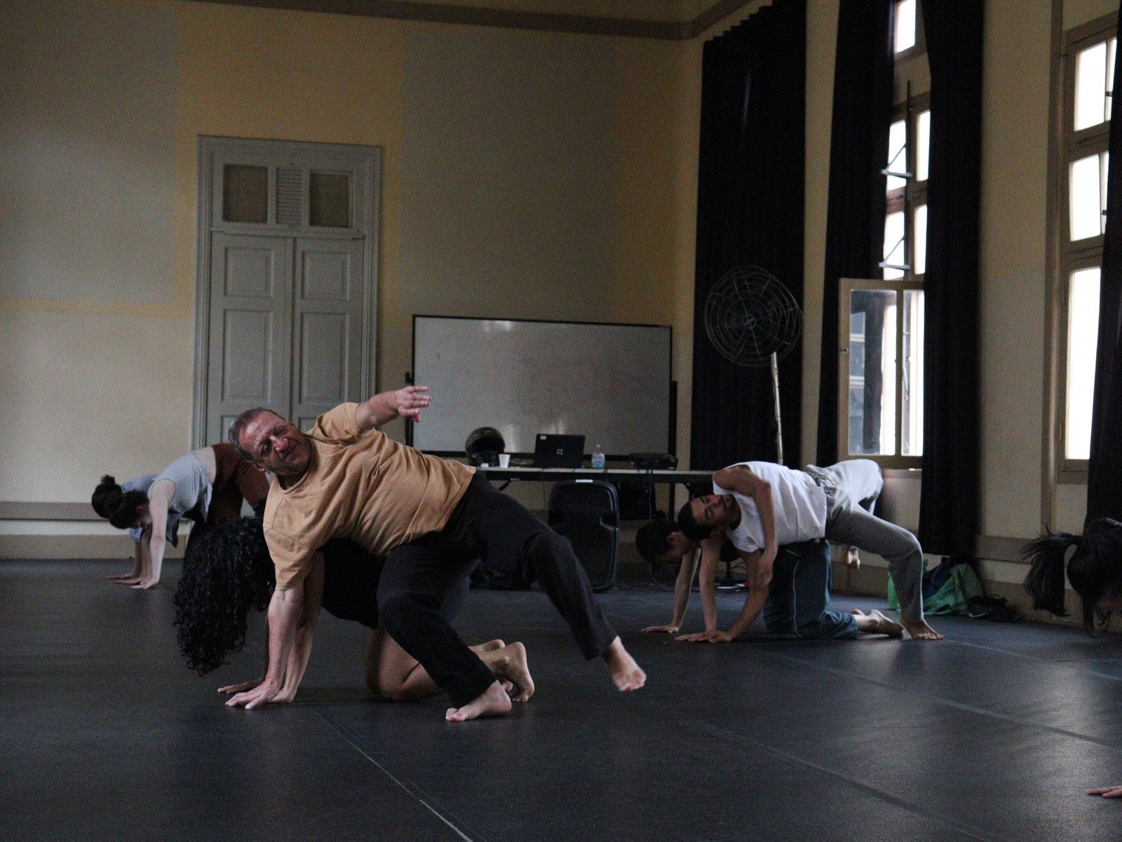 Foto colorida Curso de Dança Contemporânea – Corpolítico com docente Sandro Borelli. (11/08/2023).