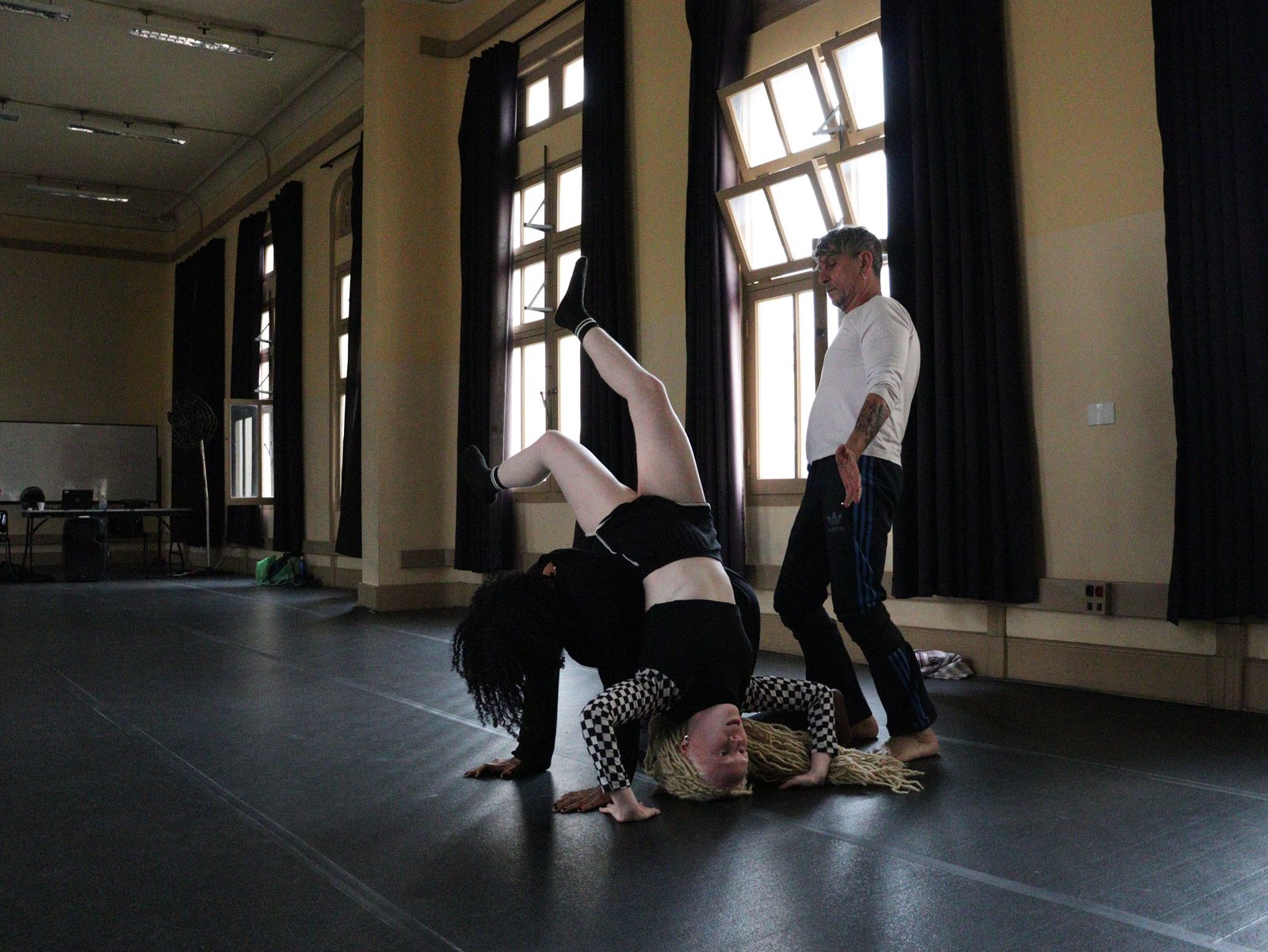 Foto colorida Curso de Dança Contemporânea – Corpolítico com docente Sandro Borelli. (11/08/2023).