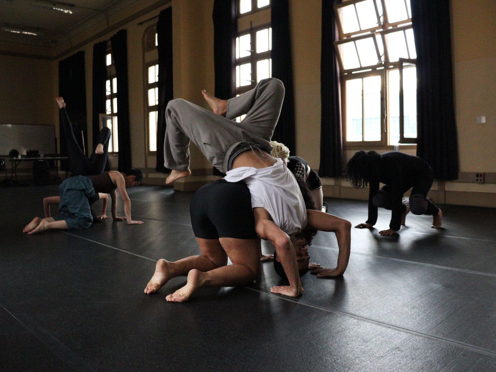 Foto colorida Curso de Dança Contemporânea – Corpolítico com docente Sandro Borelli. (11/08/2023).