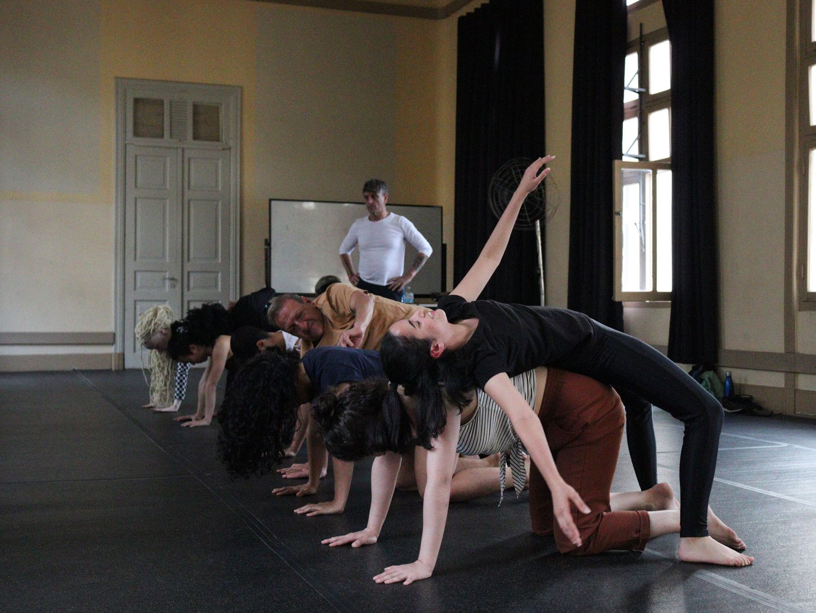 Foto colorida Curso de Dança Contemporânea – Corpolítico com docente Sandro Borelli. (11/08/2023).