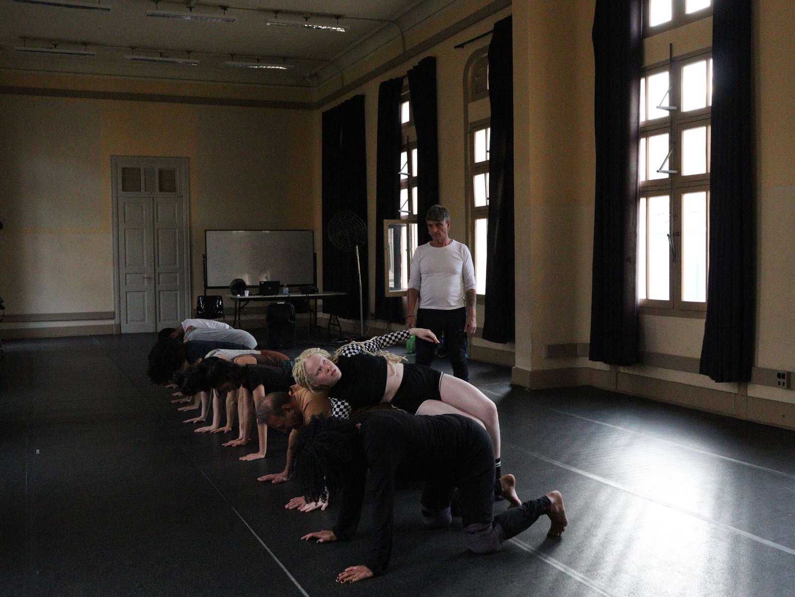 Foto colorida Curso de Dança Contemporânea – Corpolítico com docente Sandro Borelli. (11/08/2023).