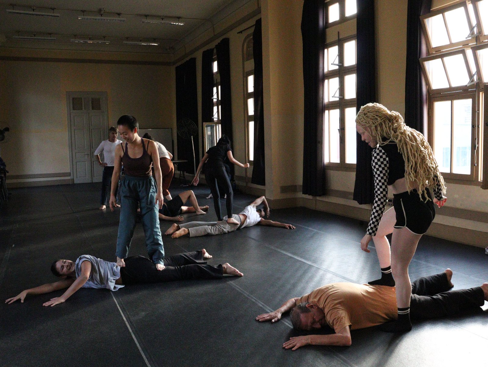 Foto colorida Curso de Dança Contemporânea – Corpolítico com docente Sandro Borelli. (11/08/2023).