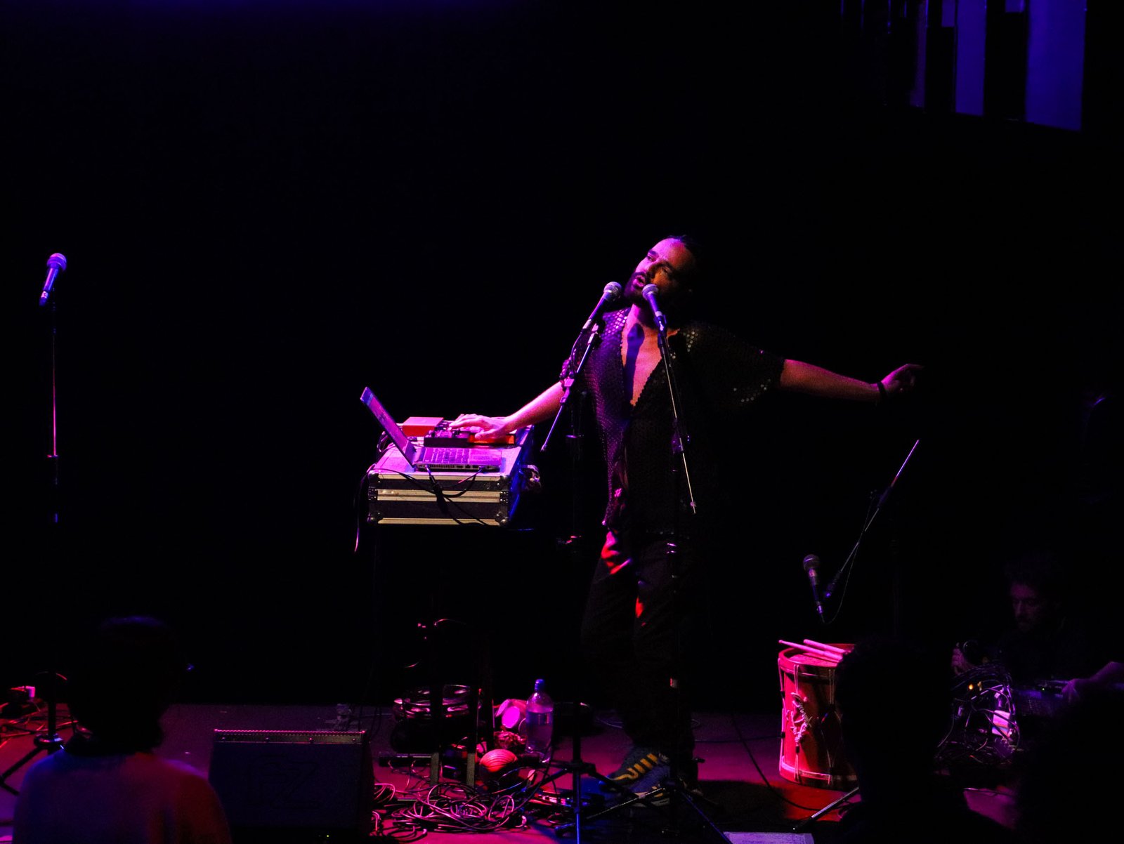 Fotografia colorida em plano geral de show