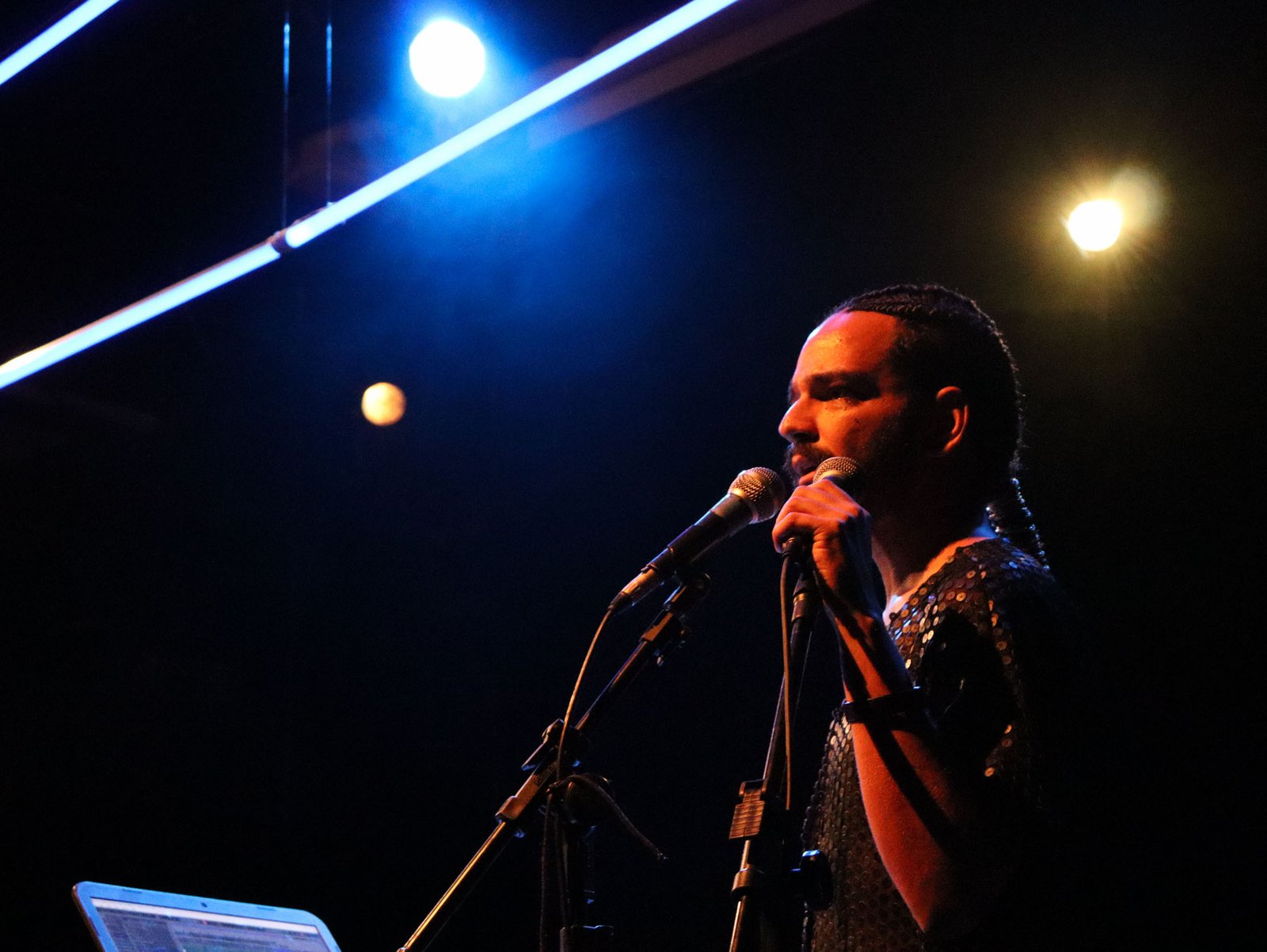 Fotografia colorida em plano médio de show