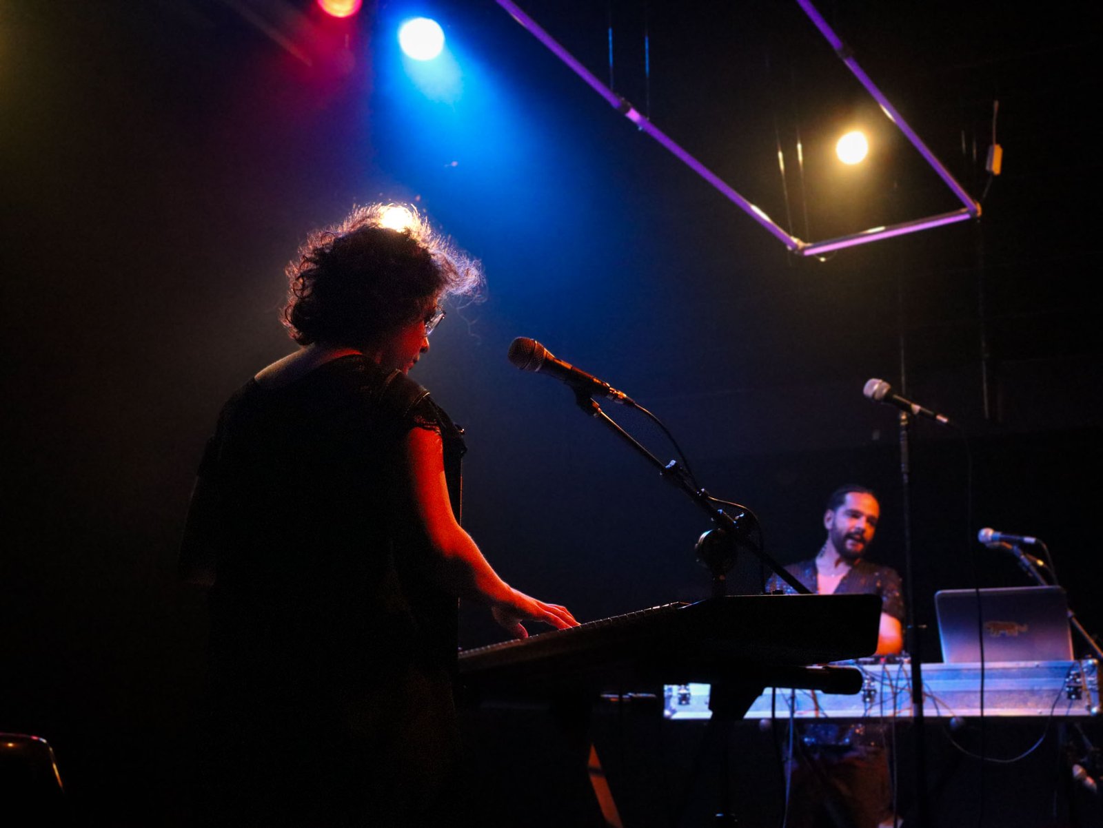 Fotografia colorida em plano médio de show