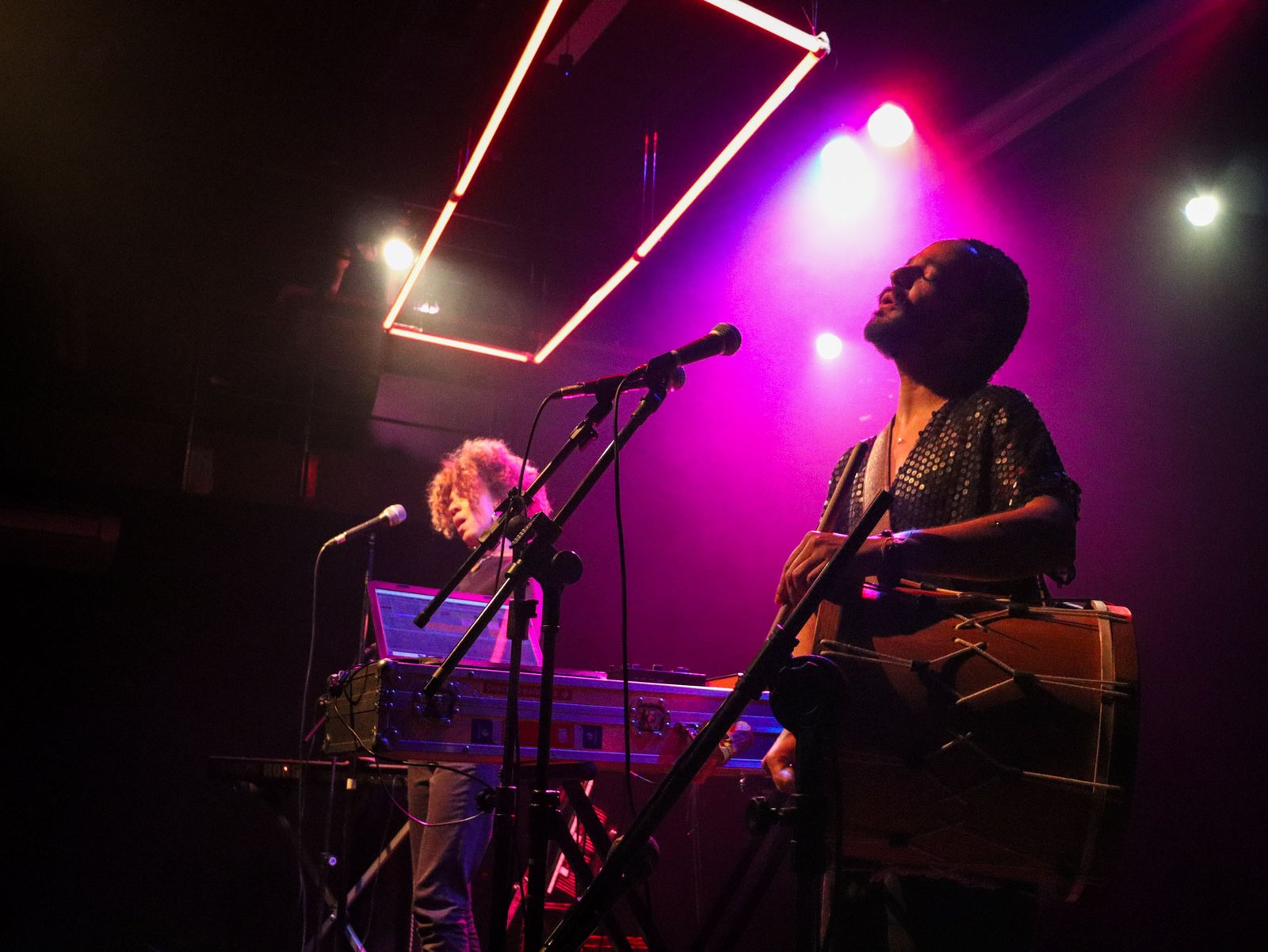 Fotografia colorida em plano geral de show