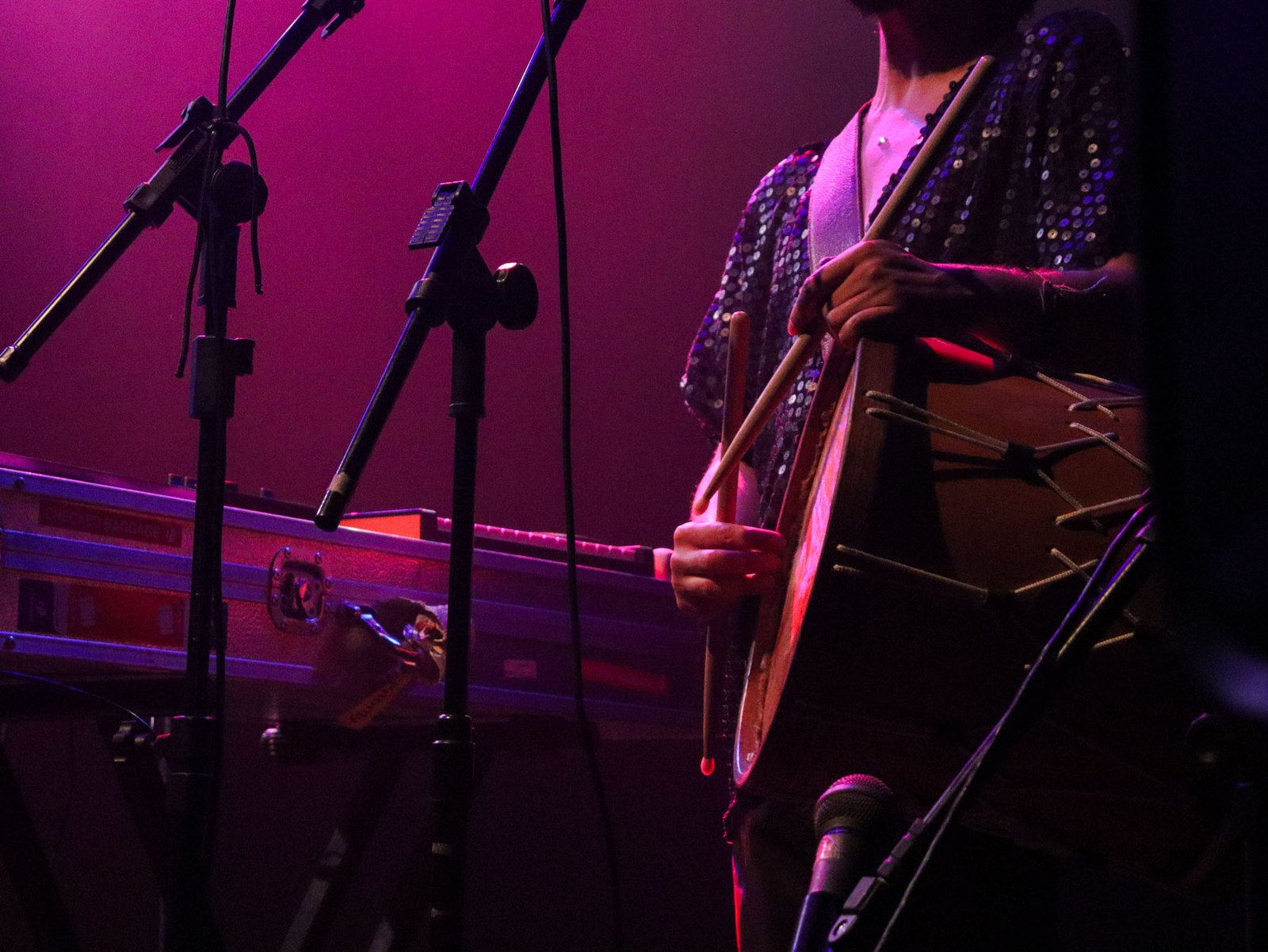 Fotografia colorida em plano detalhe de show