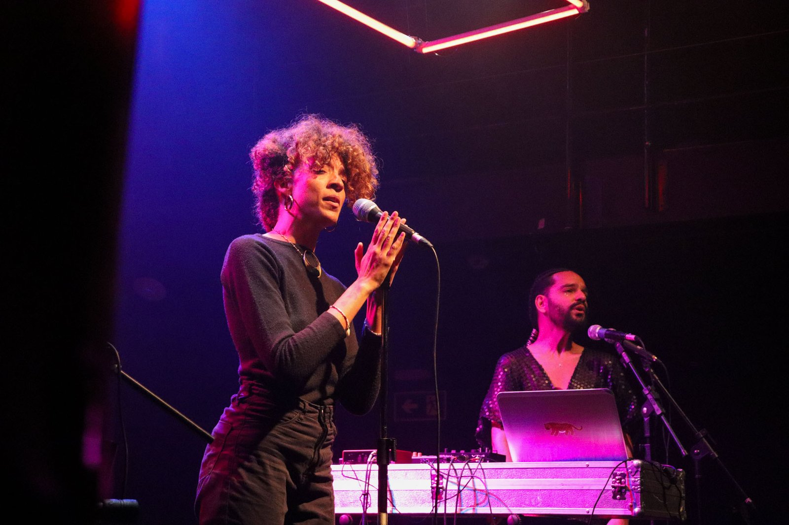 Fotografia colorida em plano americano de show