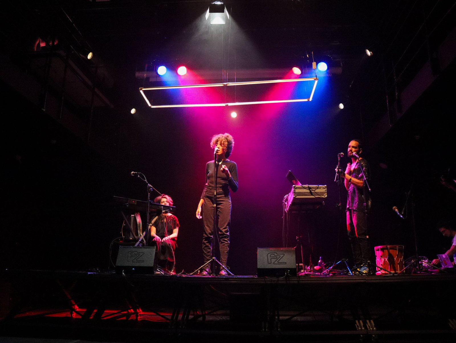 Fotografia colorida em plano geral de show