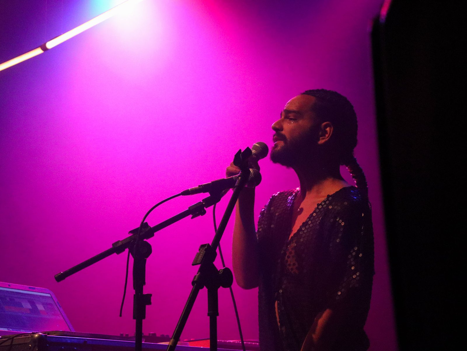 Fotografia colorida em plano médio de show