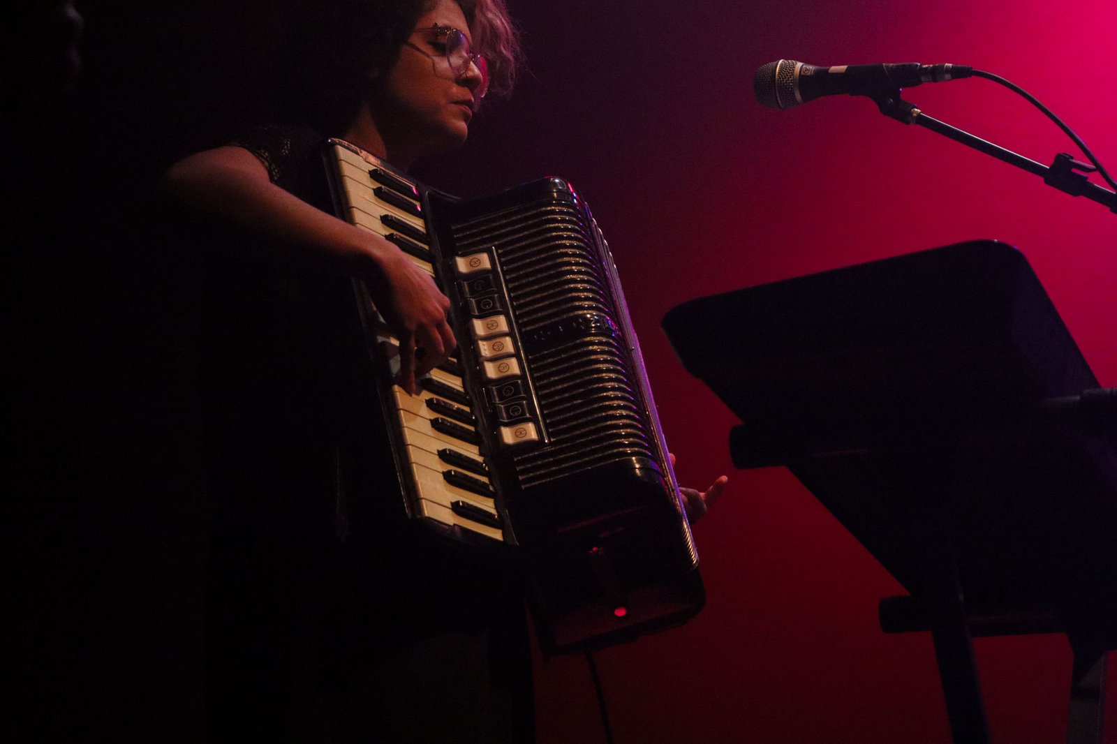 Fotografia colorida em plano médio de show
