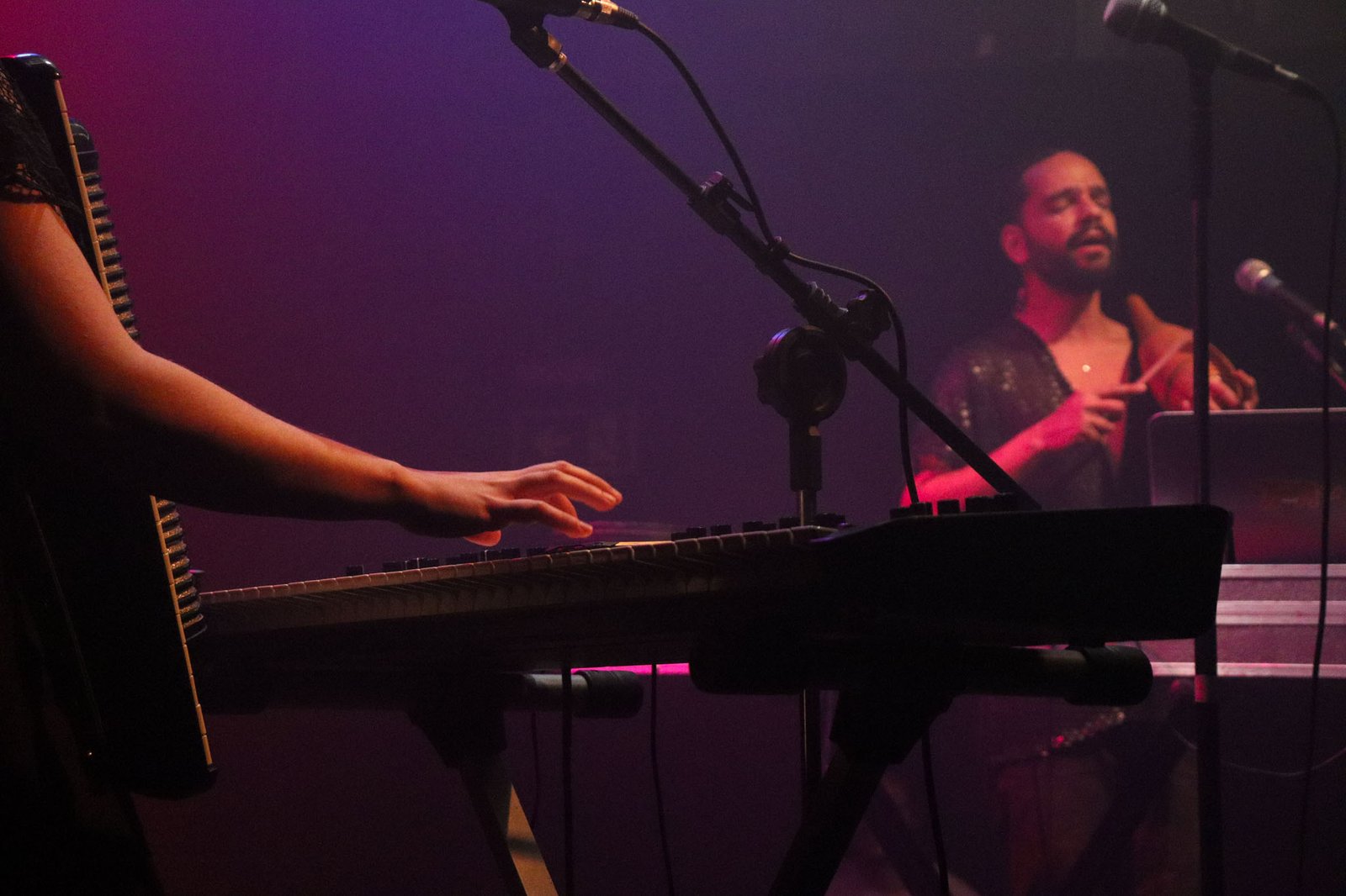 Fotografia colorida em plano detalhe de show