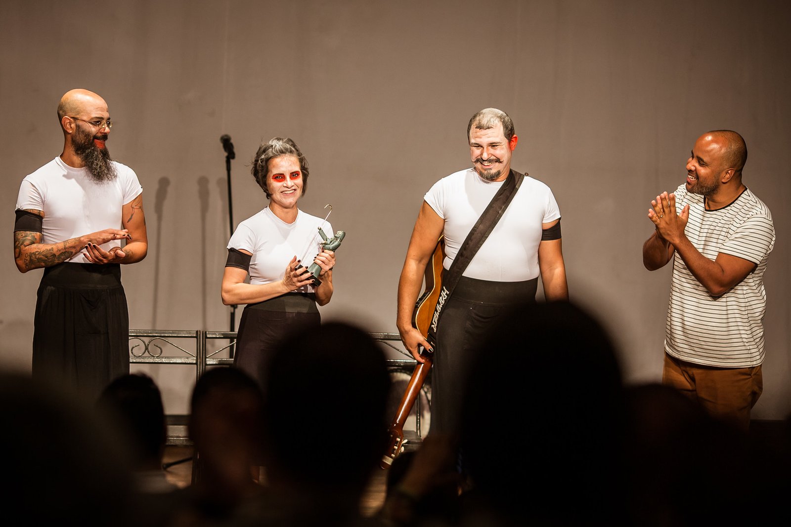 Miguel Arcanjo Prado entrega o Troféu São José Risonho durante o FIT Rio Preto - Festival Internacional de São José do Rio Preto 2023: SP Escola de Teatro presente no tradicional evento.