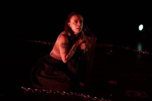 Na fotografia a atriz Bruna Logo no espetáculo "Criatura, Uma Autópsia"