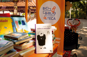 Mesa com vários livros em cima