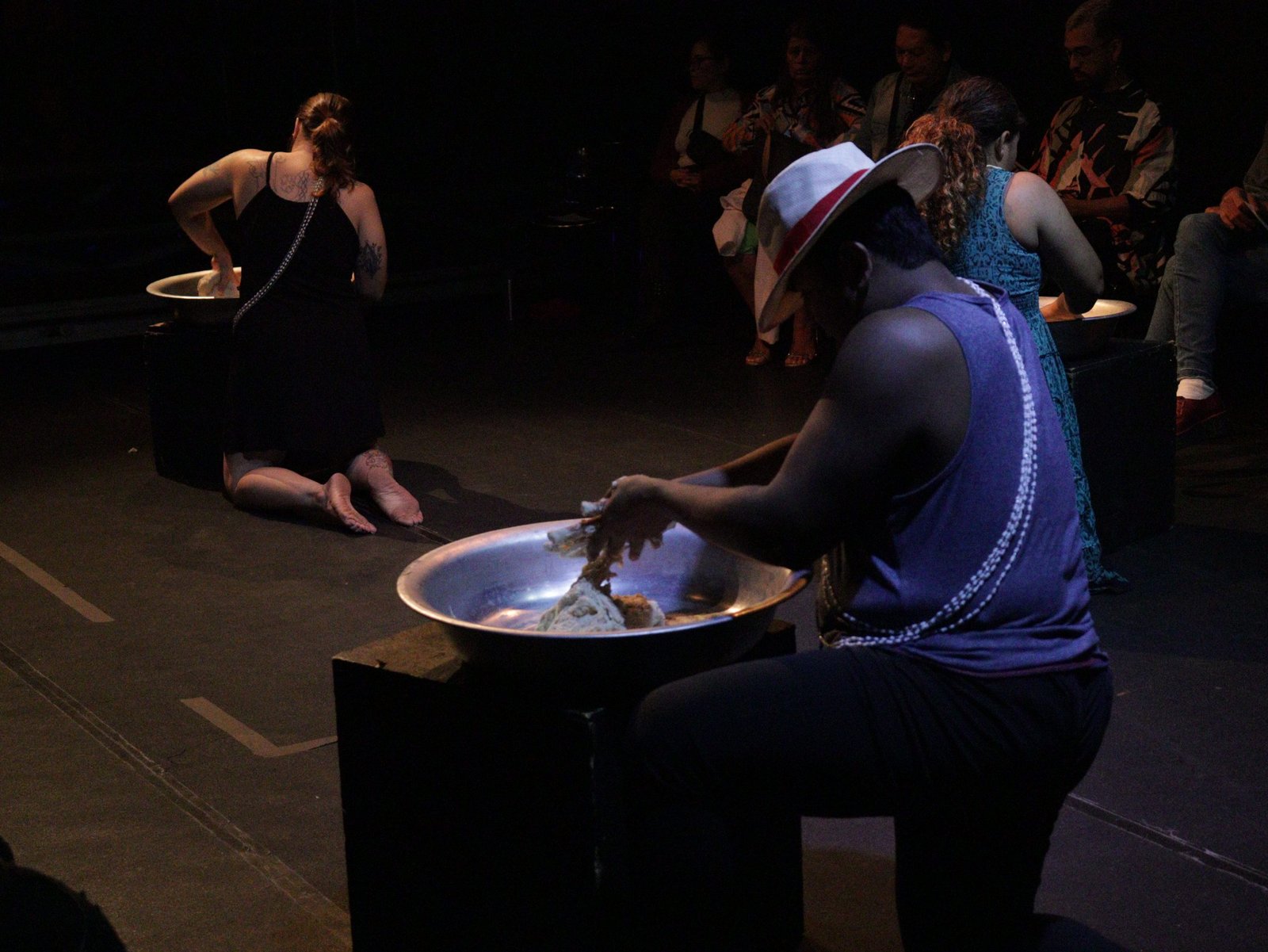Cena de "Complexo Metade Cheio", durante as Satyrianas 2023: apresentação de estudantes da MT Escola de Teatro. 